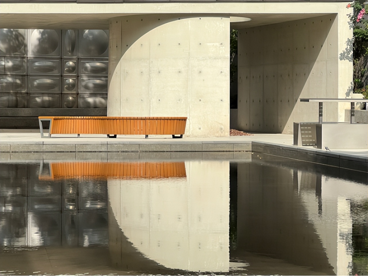 外国友人打卡嘉兴城市空间：在未来社区感受数智化便捷生活新风貌