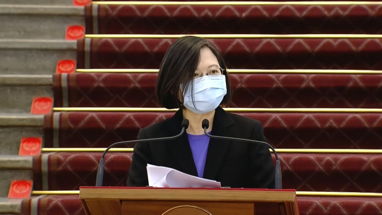 蔡英文专机落地美国，住处却被五星红旗包围