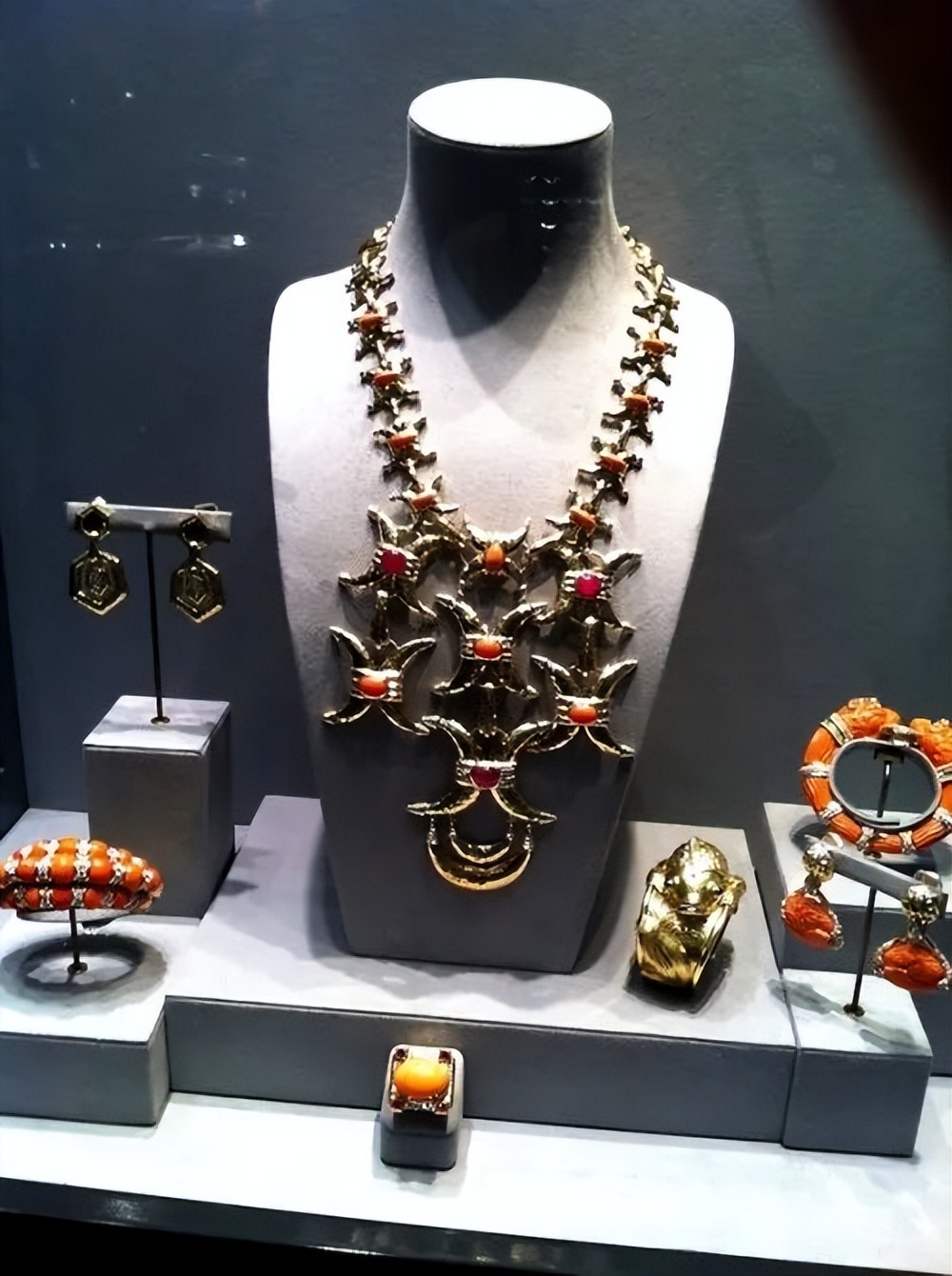 深扒卡塔尔王妃的珠宝盒，竟然发现了温莎公爵夫人的拍卖真品