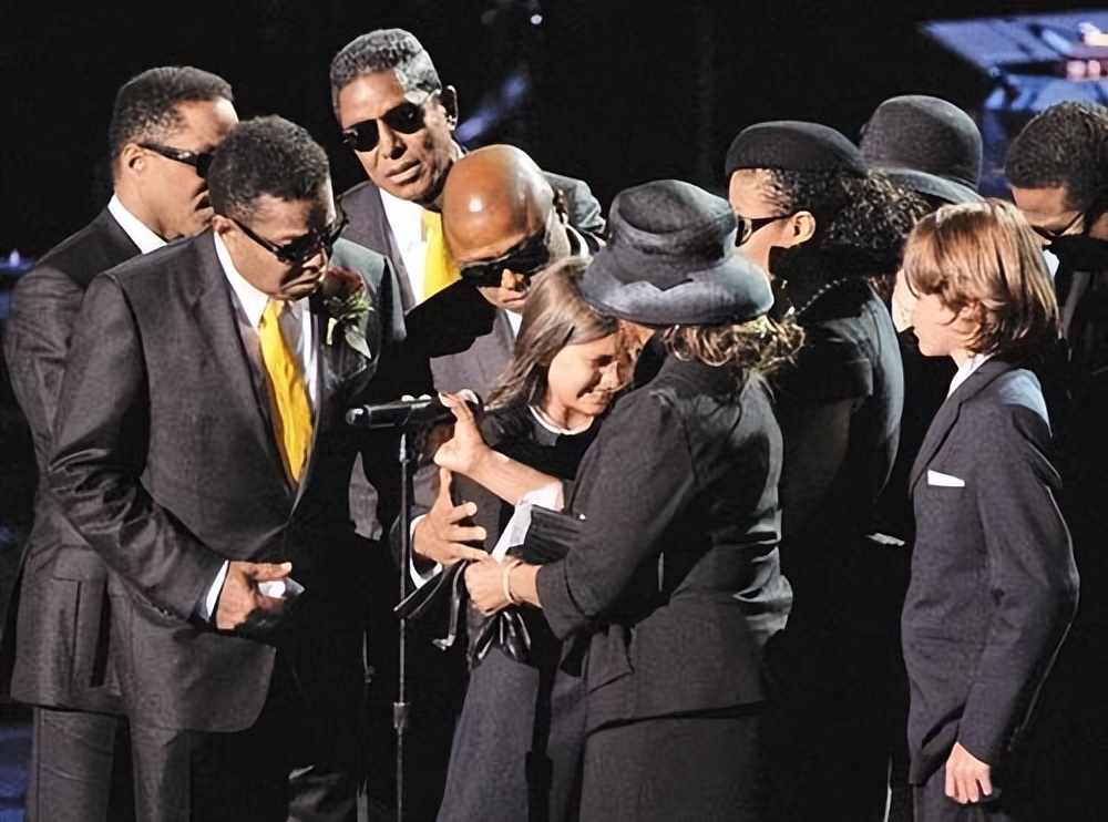 2009年杰克逊去世：长子遗传白癜风，女儿14岁被侵犯，幼子最像他