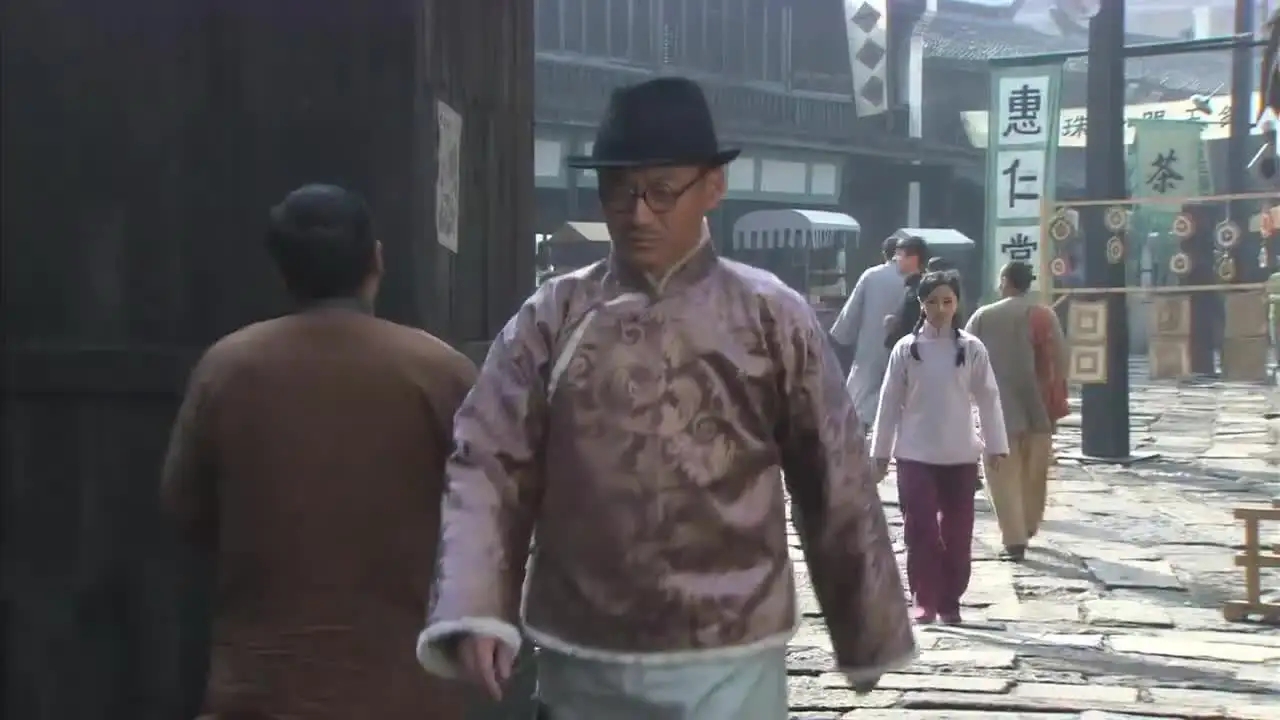 抗战时，一游击队员路遇伪军，身旁小贩埋怨道：你把我的猪放跑了