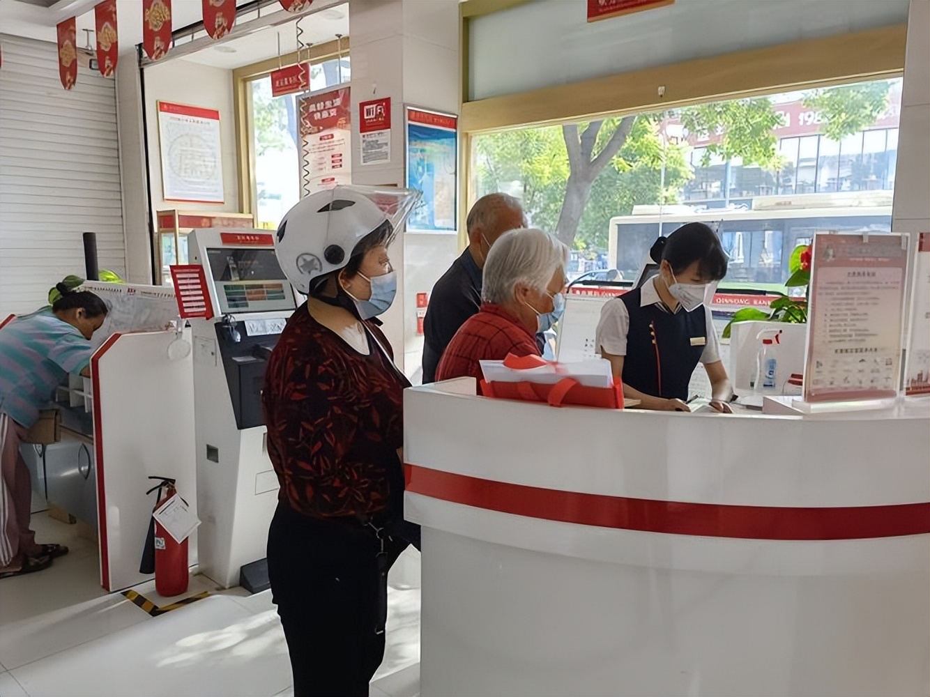 没有钱的银行卡是销户还是留着,没钱的银行卡存折是销户还是留着