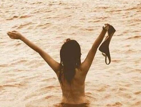 靠肩撒娇、摸脸掐腰、强吻壁咚，没分寸感的女明星算不算耍流氓？