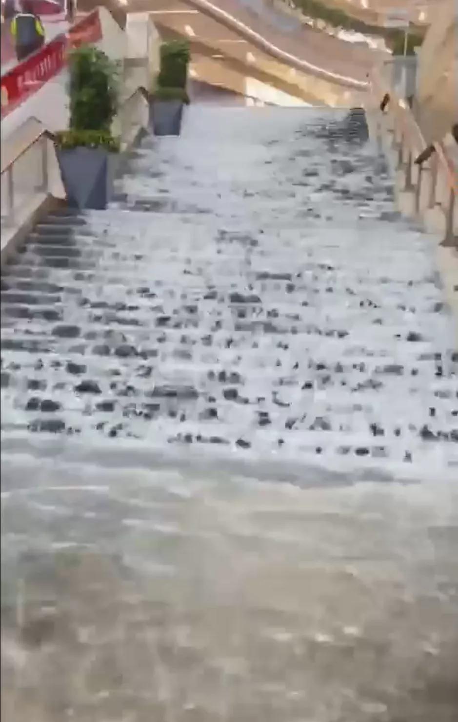 深圳暴雨商场秒变水帘峡,深圳特大暴雨事件分析