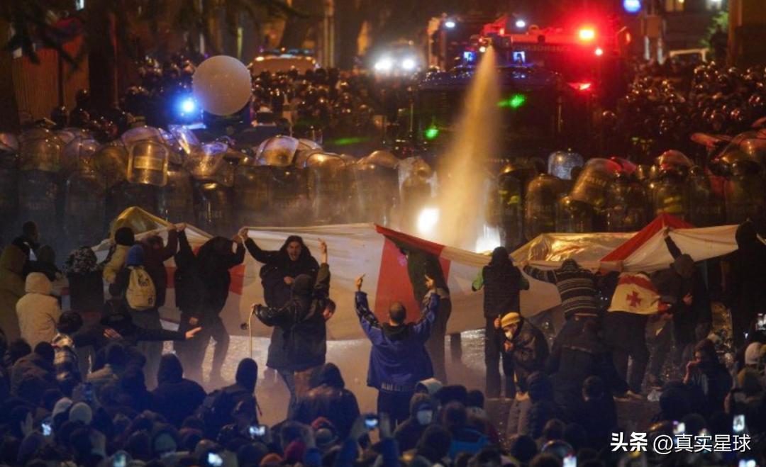 俄国后院小国大乱！格鲁吉亚国会惨遭暴民*攻围**，网民：美国又颠覆