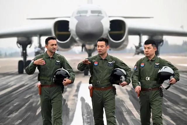 9架飞机被击落视频,志愿军喷气式轰炸机轰炸美军阵地