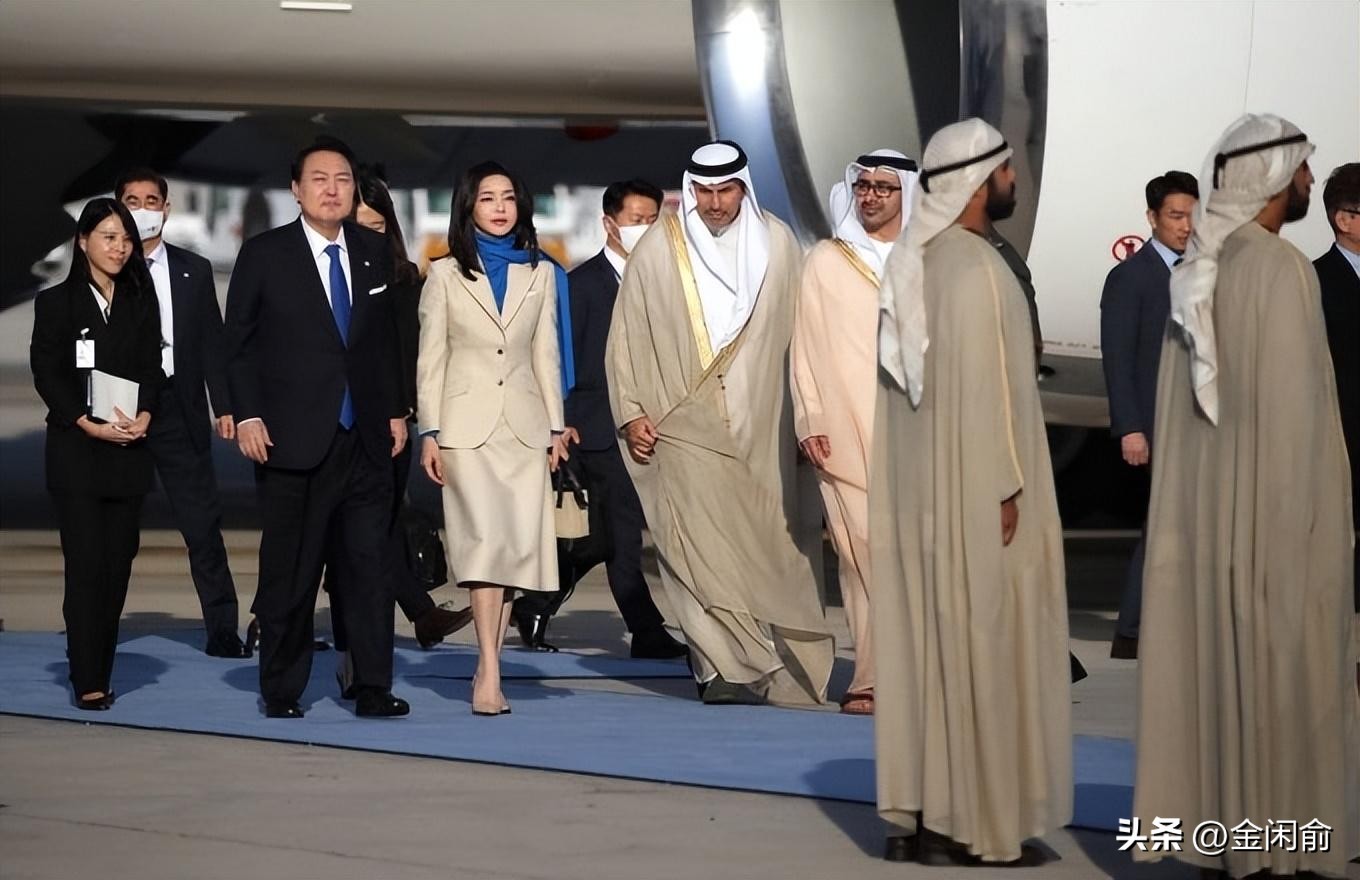 韩第一夫人穿军装被批抢总统风头,韩第一夫人穿军装被批