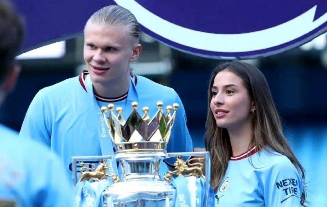 哈兰德女友夺冠狂欢,哈兰德女朋友披国旗