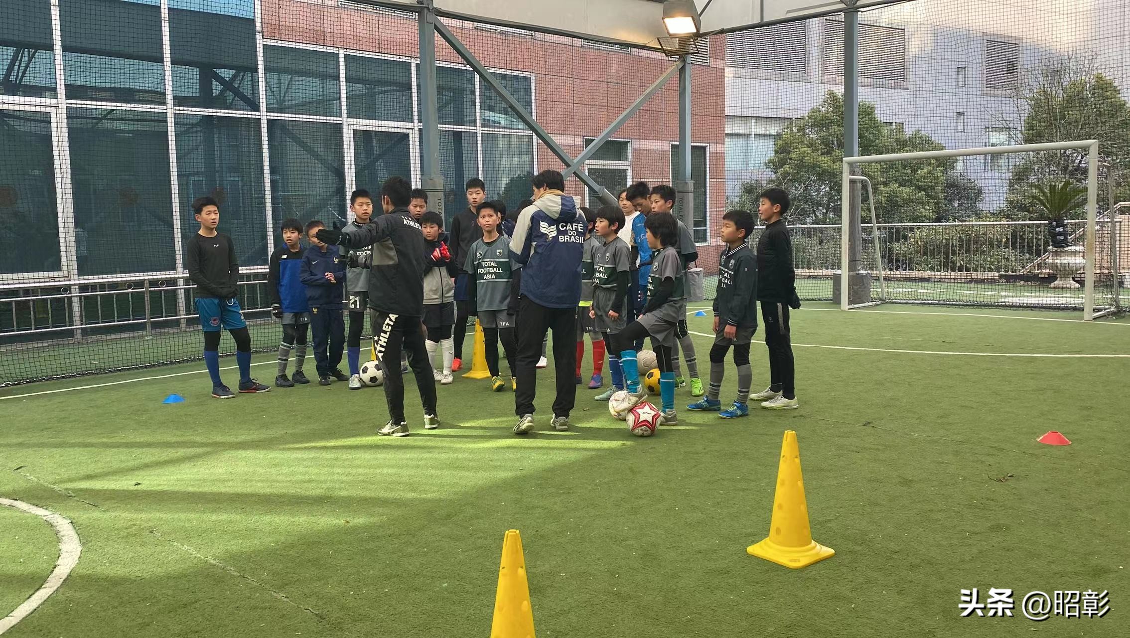 中国踢球的孩子有多少,日本小孩踢足球训练