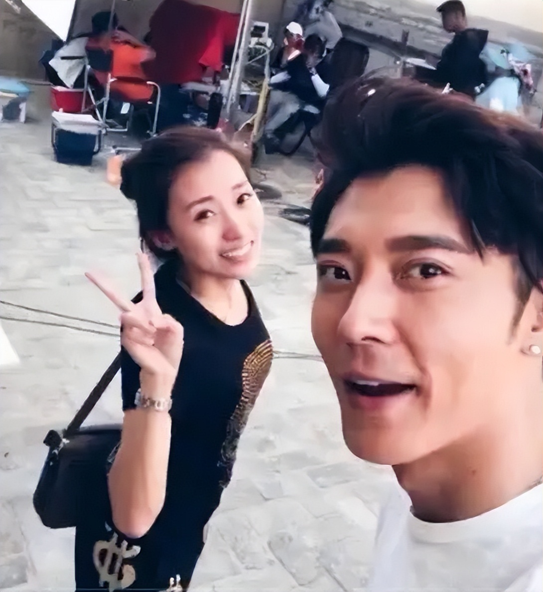 周末2天6个瓜！一线女星傍大佬，TVB视后陪睡，李双江带儿子移民