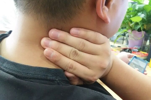 趴着午睡的5大危害,怎么样午睡更容易睡着