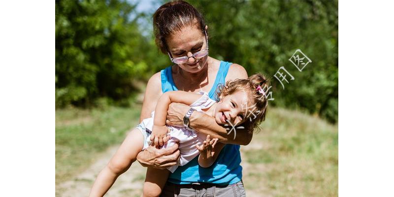 亲爸后妈把孩子给打了,姐弟被后妈打得奄奄一息