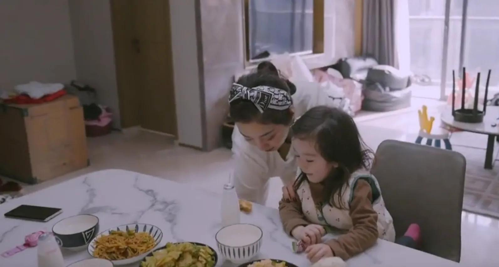 女模特10万元养三胞胎,30岁女模特生下三胞胎