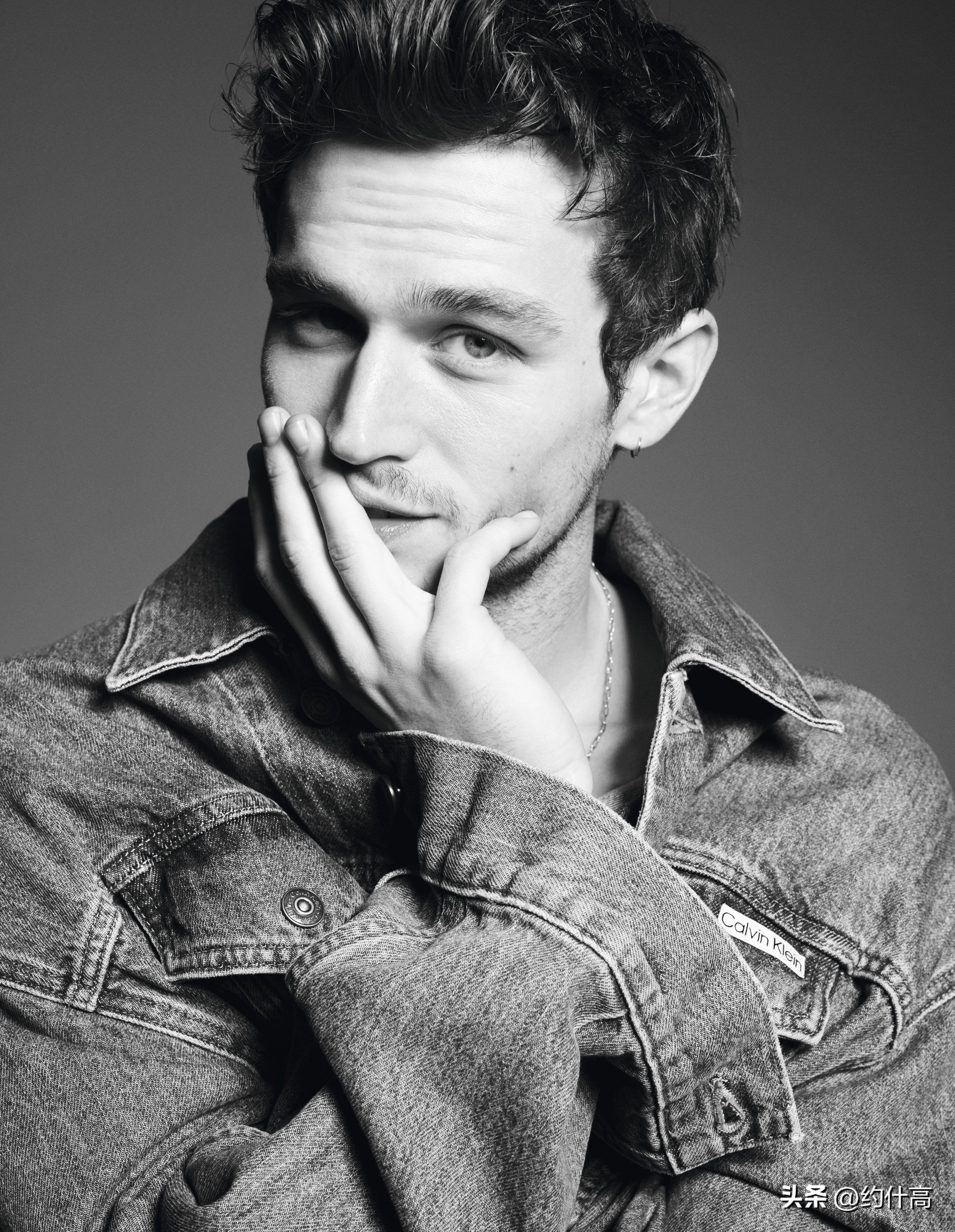 新锐同志帅哥成CalvinKlein新宠,变身*裤内**男神代言“骄傲”活动