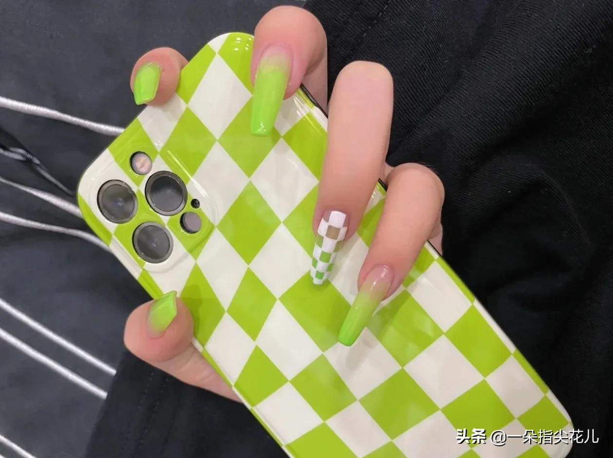 美甲欧美可爱风长指甲,美甲个性十足小姐姐