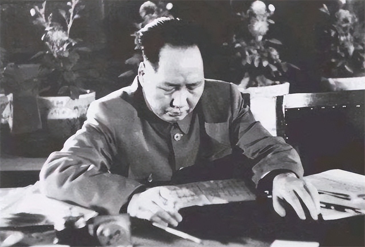 1936年，邓华缴获五箱白金龙烟，只给主席一支，毛主席：财不外露