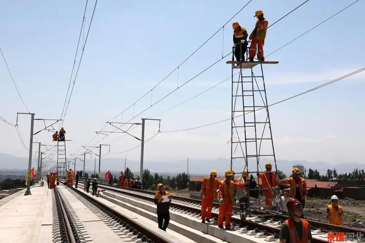 高铁运行的电力怎么产生的,高铁运行1小时耗电多少