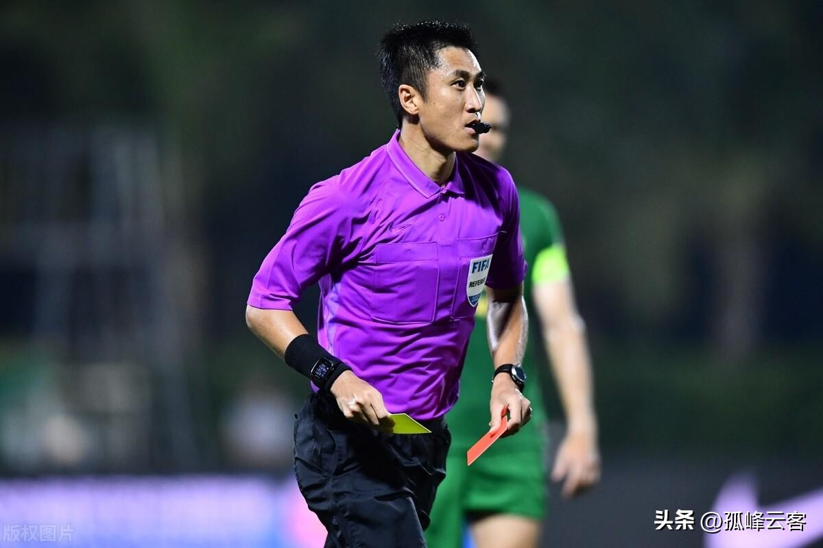 马宁全场出示9张黄牌全解析,马宁回归首秀就判红牌