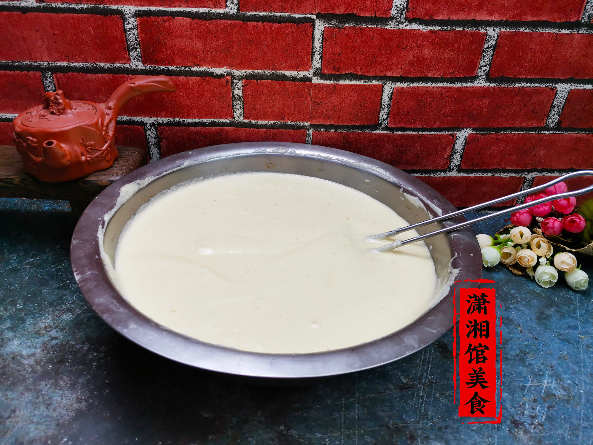 戚风蛋糕调蛋黄糊,先放糖还是先放油?放错顺序,蛋糕粗糙不细腻