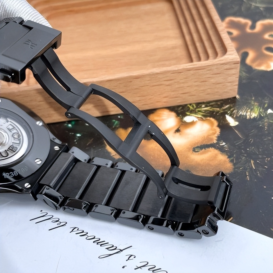 宇舶原装手表表带怎么拆下来 (宇舶手表表带卡扣怎么卸)