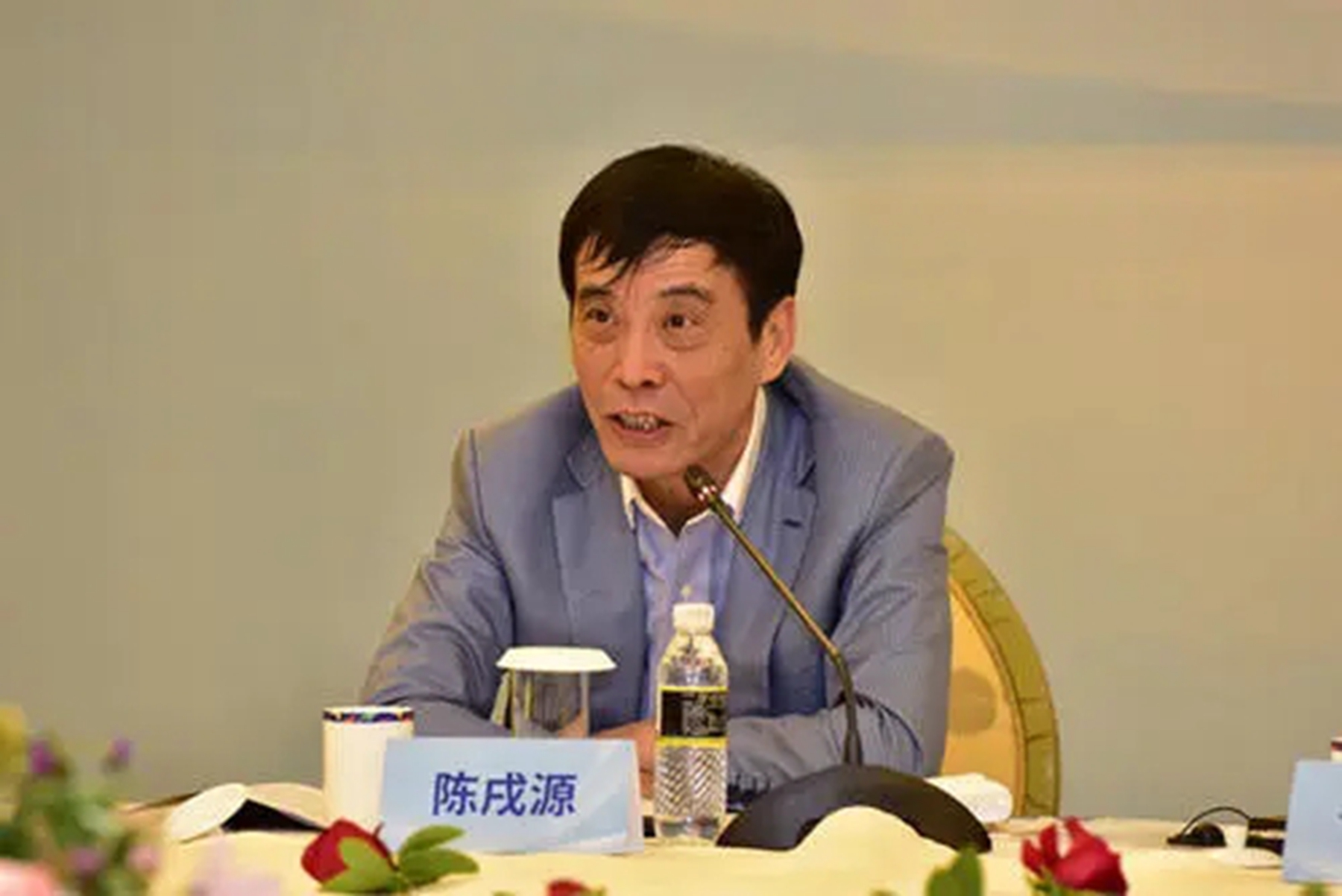 上午10点！陈戌源下课被辟谣，名记曝光新身份，地位明显不如以前