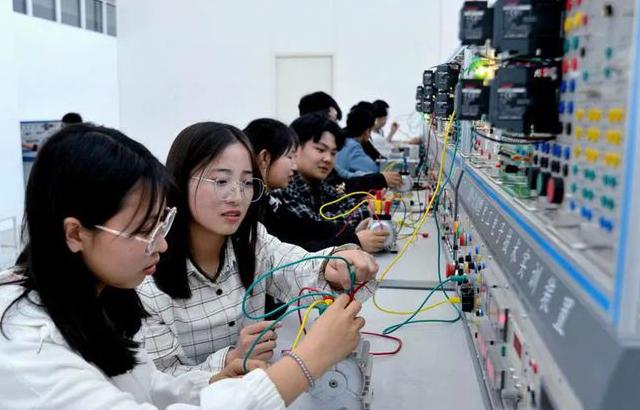 细数职校发财之道:为招生打擦边球,职业学院赠学生每人一台苹果14