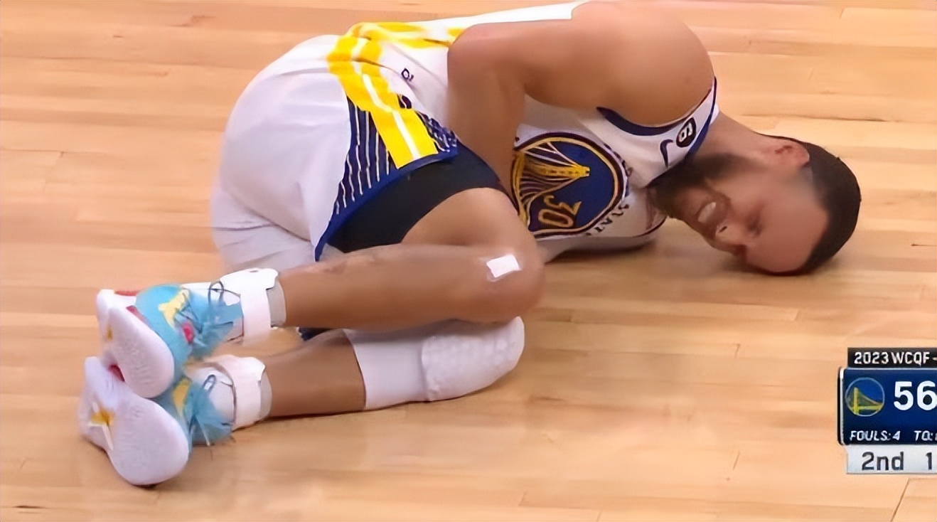 勇士逆转76汤普森,勇士vs国王库里庆祝克莱三分