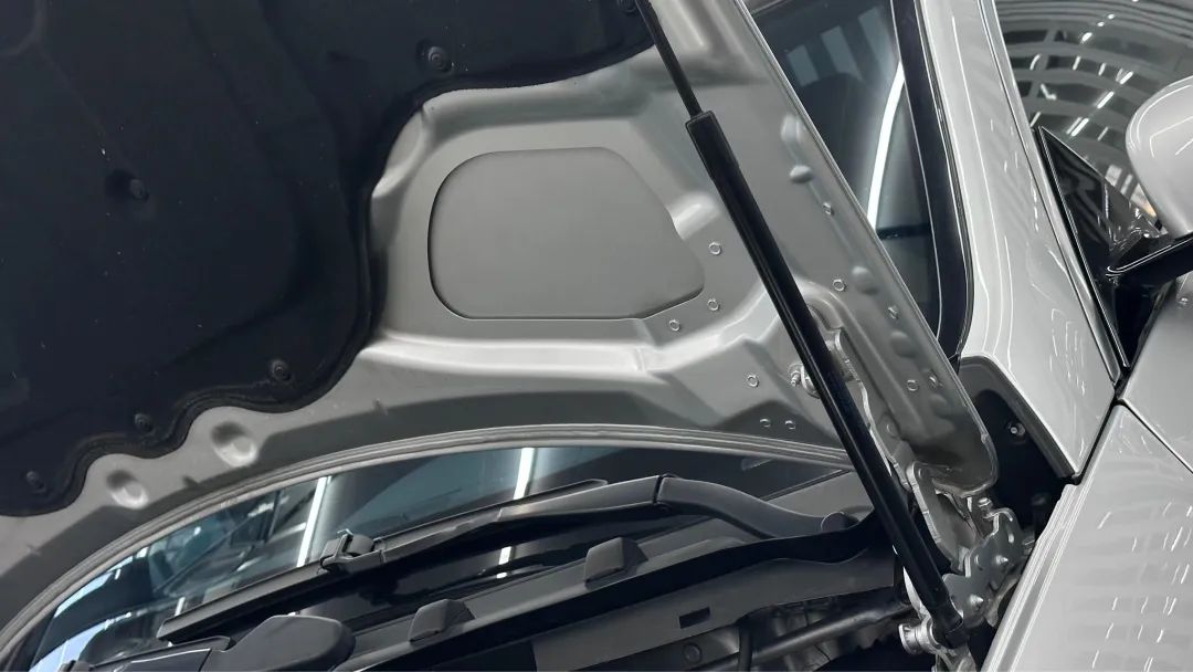 搞了辆“破烂不堪”的老款轿跑，进厂重造大翻新，满血复活变新车