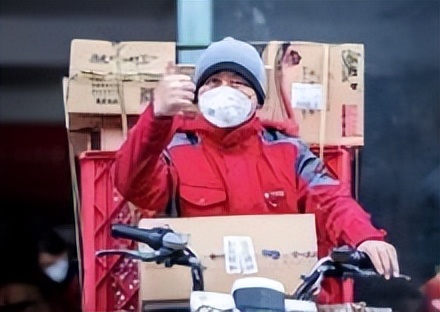 京东001号快递员金宜财:死心塌地送快递12年,刘强东给了他什么
