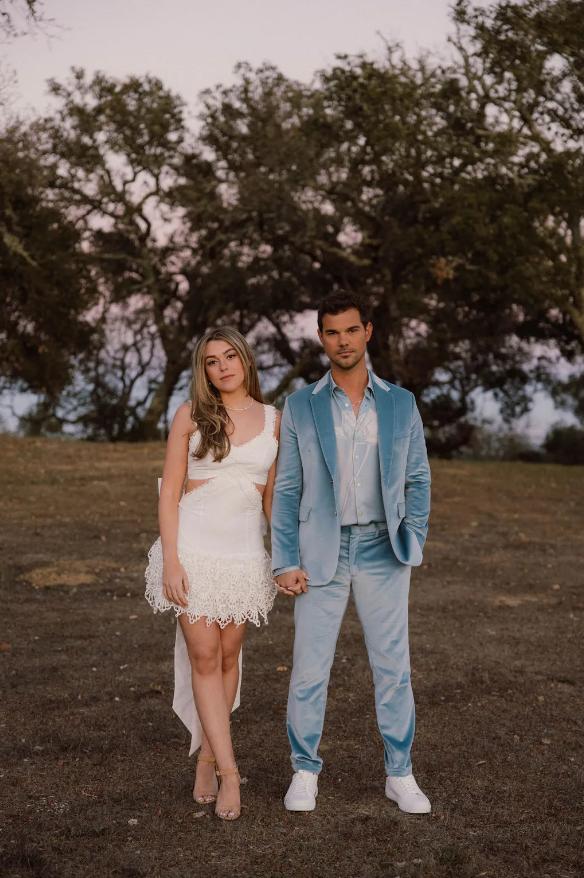 让霉霉写歌后悔分手的男神官宣结婚！娶同名小护士：这缘分绝了…