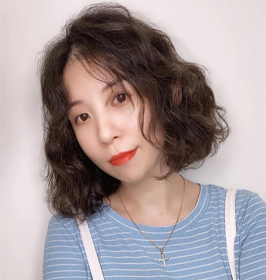 头发烫得太卷了怎样可以自然一点,头发烫太卷了显老怎么补救