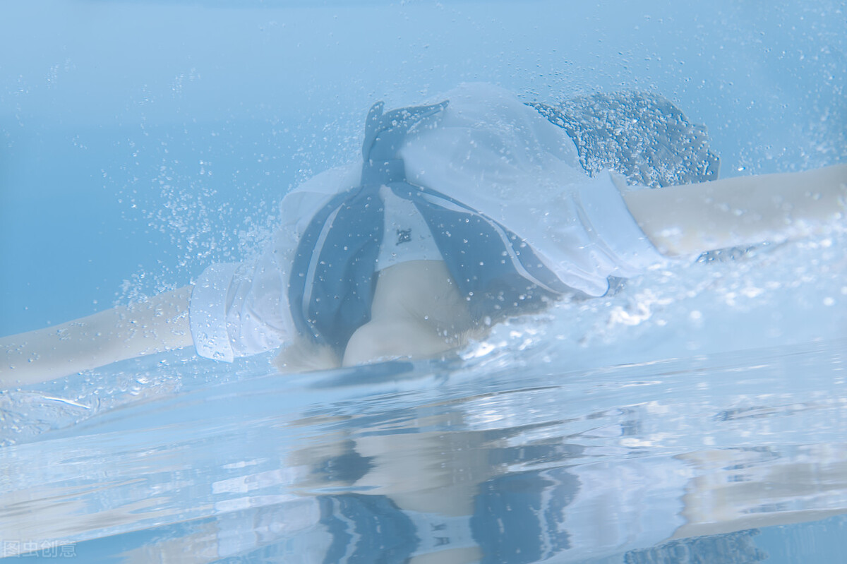 初学游泳怎样才漂浮不往下沉,初学者的游泳水下技巧