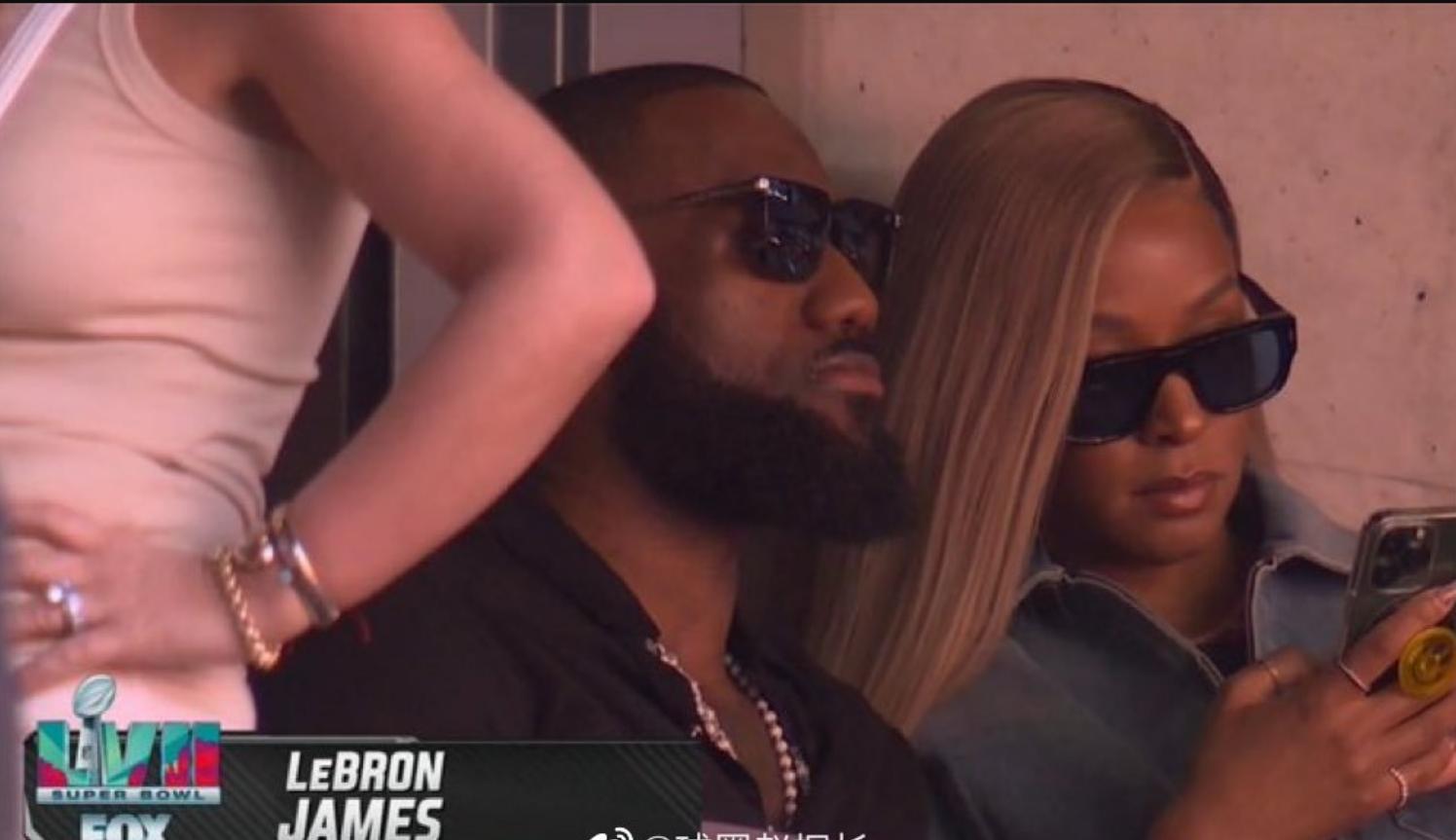 霸气!詹皇超级碗看球被费城球迷抱以嘘声,为自己佩戴王冠回应