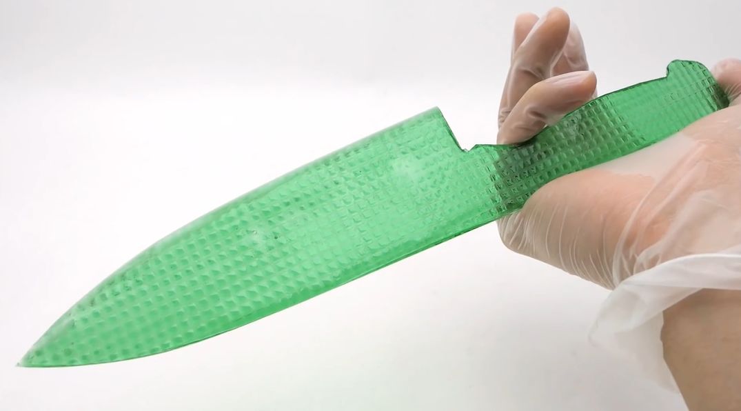 日本小哥用豆腐做刀,日本小哥铸刀全过程视频