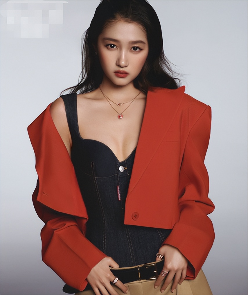 关晓彤霸气护戒指发布会,关晓彤微博之夜黑纱镶钻抹胸礼服