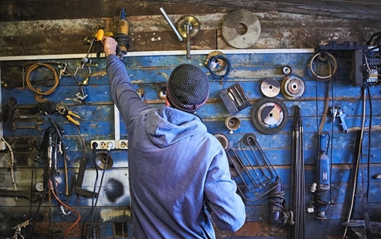 40岁，老光棍，隔壁新来的大妈故意走光，无意看到那抹黑色风景