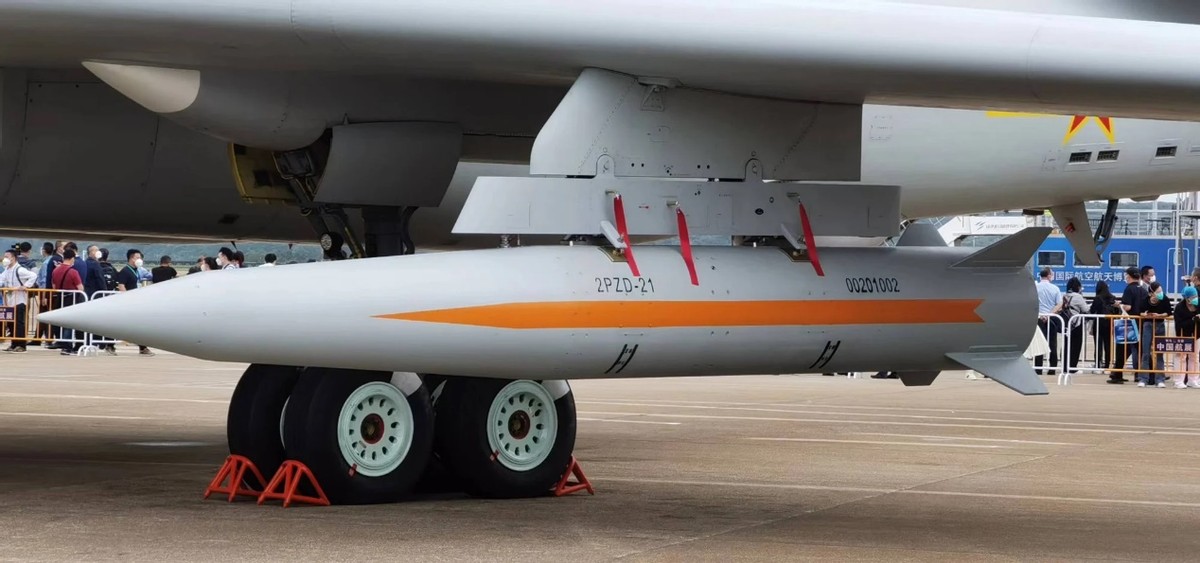 我军装备最新型无人轰炸机,解放军目前装备的轰炸机