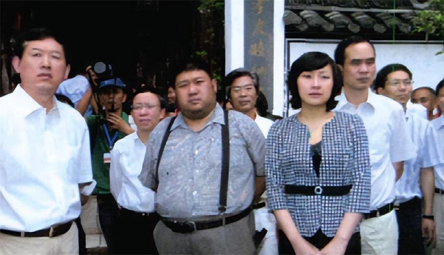 09年毛主席嫡孙替爷爷回浙江寻根，谁料看到族谱时，发现名人众多