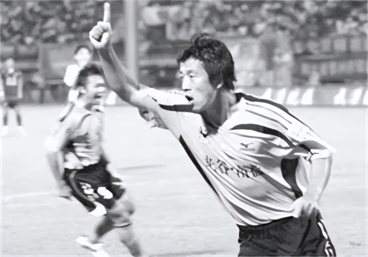 落魄的前大连国脚，与娇妻离异独自抚养女儿，为生计不惜当司机