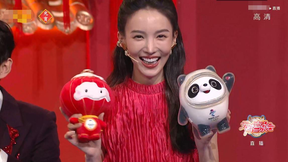 湖南元宵晚会：张小斐深V开到肚脐，AB假唱明显，50岁杨钰莹赢了