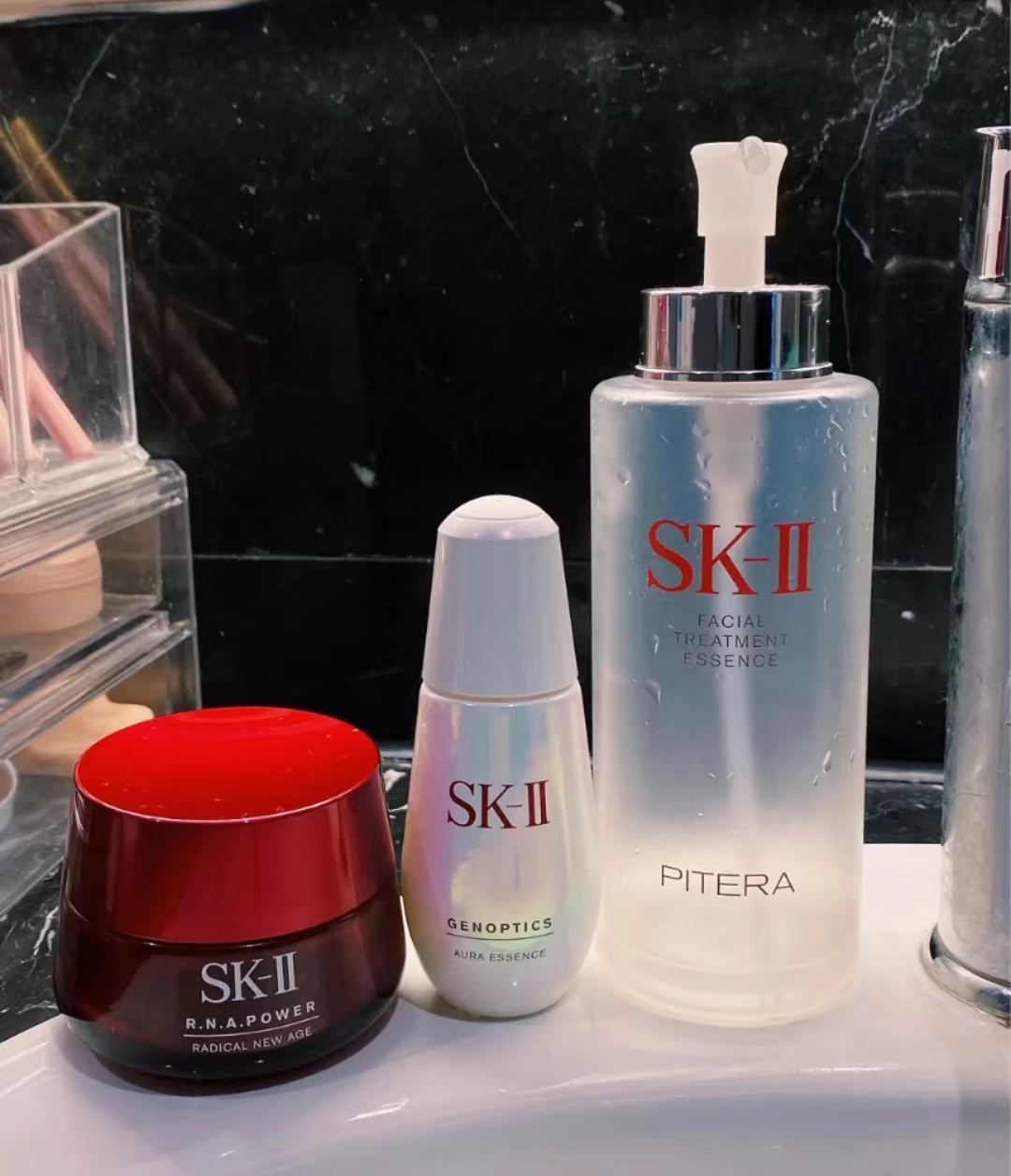 赫莲娜与娇韵诗精华对比,娇韵诗和赫莲娜精华哪个更抗老