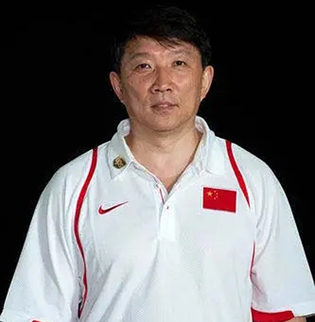 篮协副主席宫鲁鸣坐替补席,篮协主席宫鲁鸣