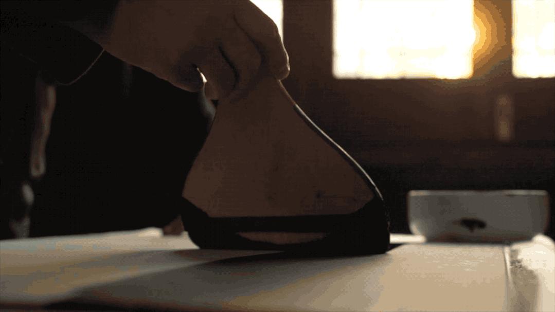 他坚持创作40年，刻出独一无二的黑白世界