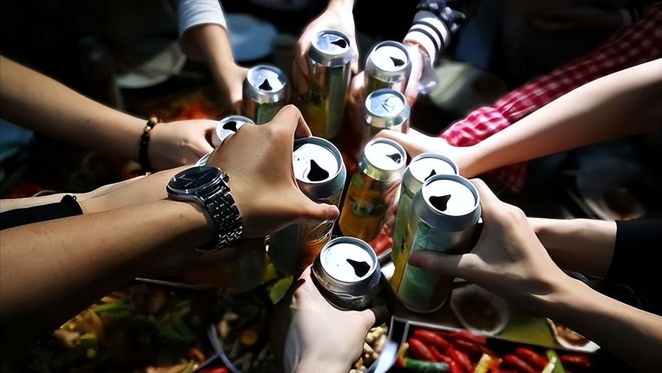 内蒙“白富美”名媛与7男子聚众淫乱,被抓大喊:他们全是我男友!