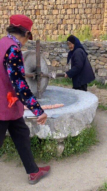 70岁儿子给100岁妈妈送拐杖,七旬老人送102岁母亲拐杖