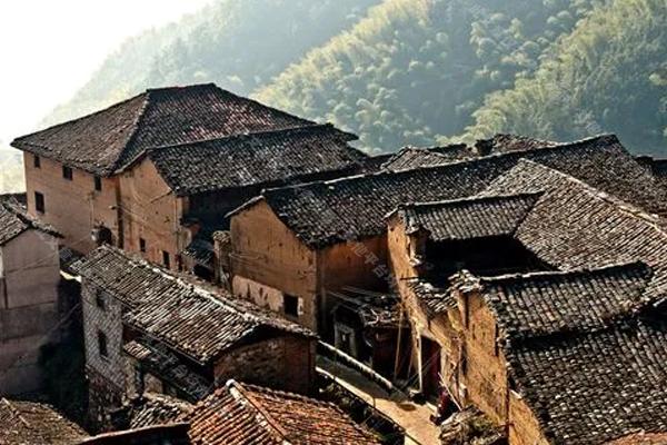 两名少女裸死荒野，*体下**被塞满杂草，手段极其残忍令人发指