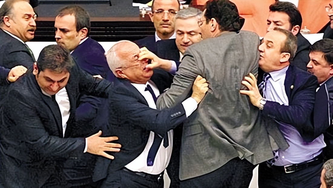 酒店客人中暑应急处理技巧,客人用餐时餐厅突然停电怎样处理