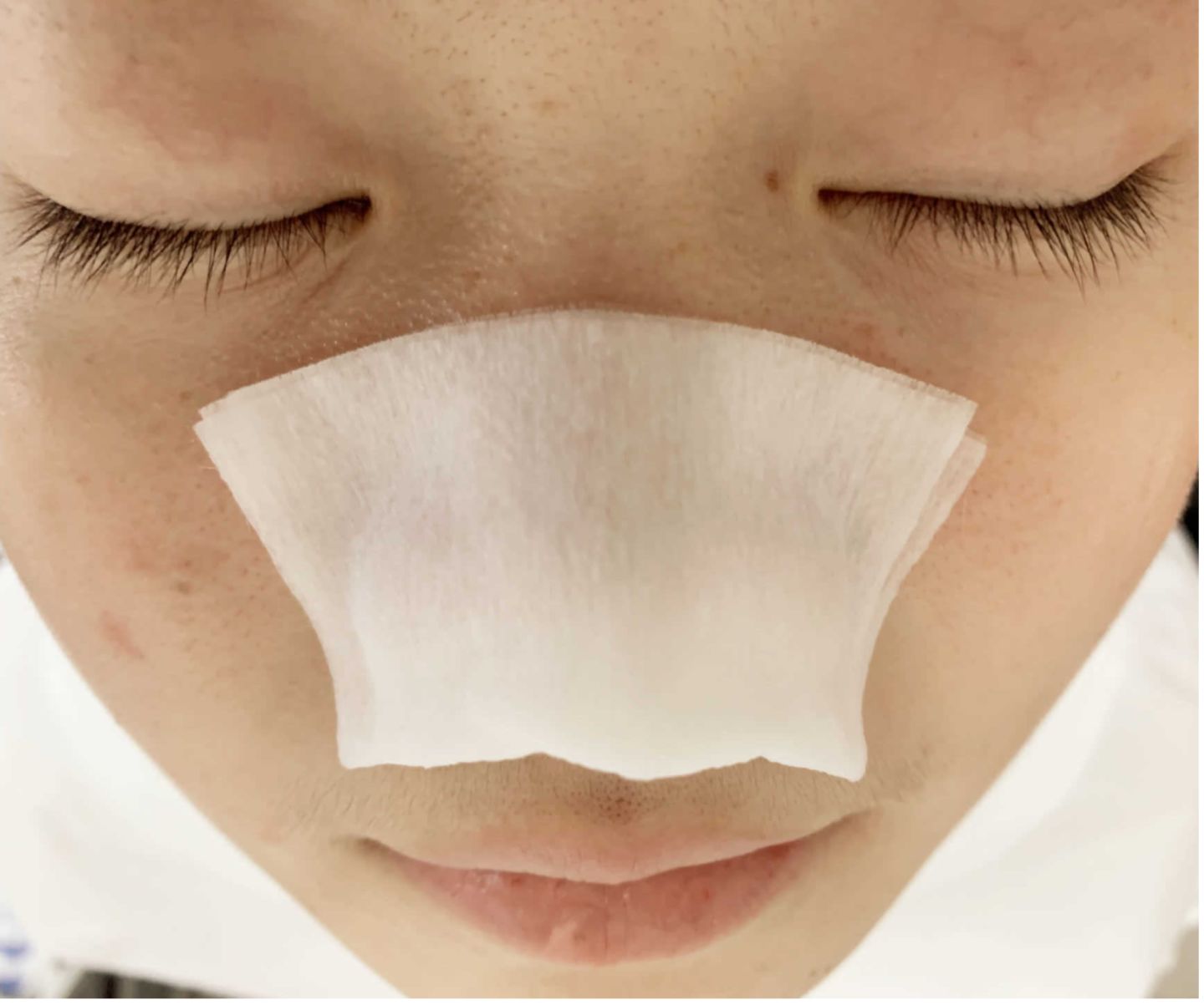 涂完粉底液鼻子上有白点,上完粉底液之后为什么鼻子有白点