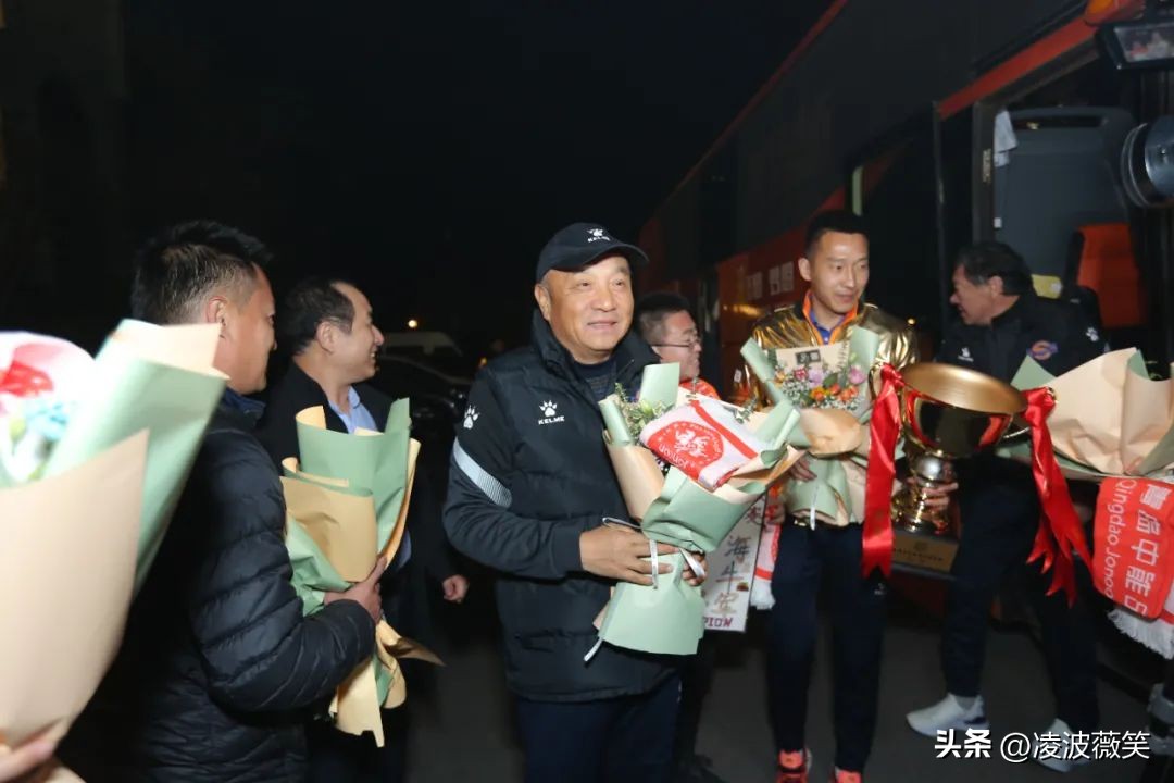 不说再见青岛星河湾,老帅殷铁生谈青岛海牛队升入中超