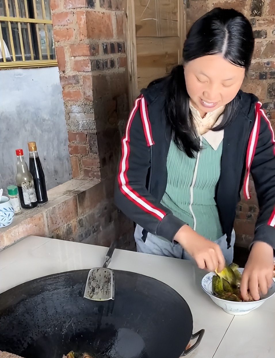 穿帮了!小春花穿衣不摘吊牌,被疑穿完就退货,网友:看你咋解释